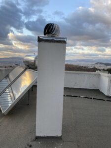 Τεχνικός της ZOBRAS Services εργάζεται σε καμινάδα τζακιού στην Αθήνα