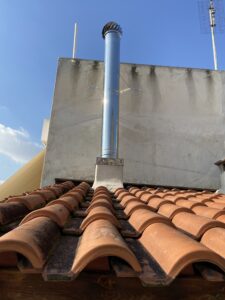 Συσσωρευμένη καπνιά σε καμινάδα τζακιού πριν την επισκευή, ZOBRAS Services