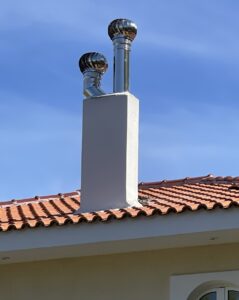 Καθαρισμός καμινάδας από τεχνικό της ZOBRAS Services στην Αθήνα