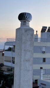 Τοποθέτηση περιστρεφόμενου καπέλου καμινάδας σε ταράτσα - ZOBRAS Services Αθήνα