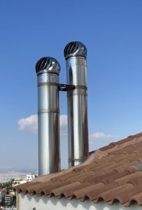 Εσωτερικό καμινάδας με υπολείμματα καύσης πριν τον καθαρισμό - ZOBRAS Services Αθήνα