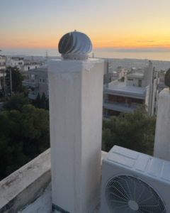 Καμινάδα σε στέγη πριν τον επαγγελματικό καθαρισμό - ZOBRAS Services