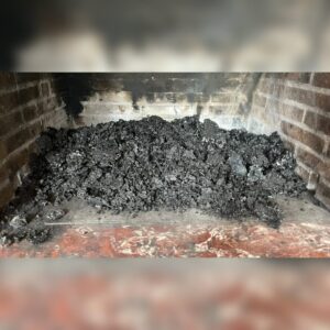 Στάχτη στο τζάκι πριν τον επαγγελματικό καθαρισμό - ZOBRAS Services