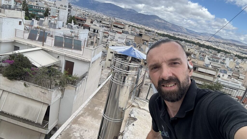 Νίκος Ζομπράς, ιδρυτής της Zobras Services, καθαρισμός καμινάδας στην Αθήνα
